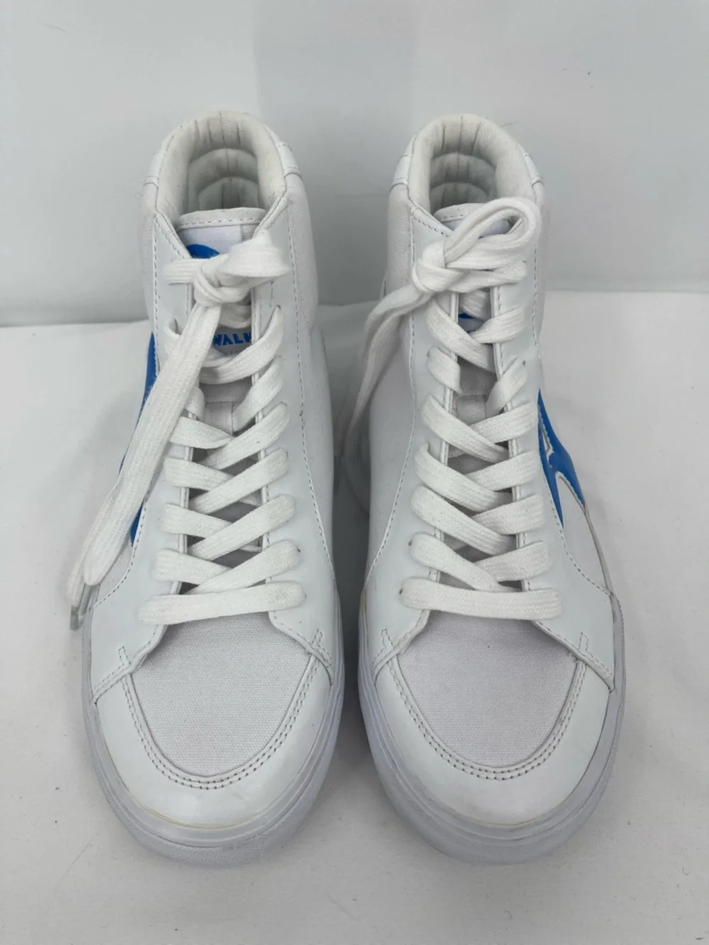 Airwalk AURORA WOMENS SIZE 9M White High-Top Sneakers with Blue Stripe